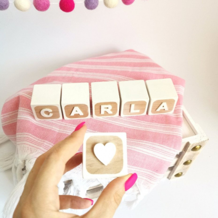 Cub din lemn vopsit partial si personalizat cu litera si figurina [6]