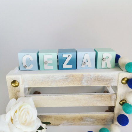 Cub din lemn personalizat cu nume format din litere mari [24]