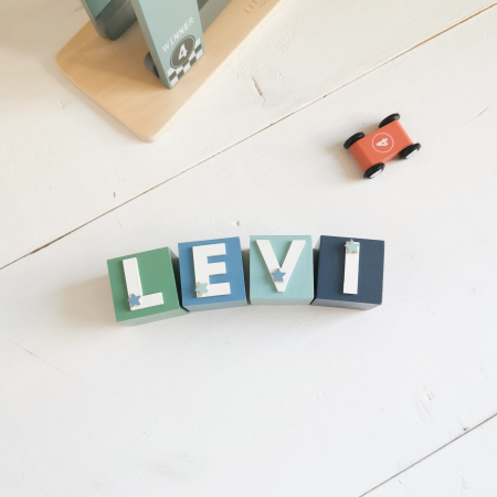 Cub din lemn personalizat cu nume format din litere mari [1]