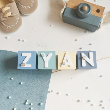 Cub din lemn personalizat cu nume format din litere mari [36]