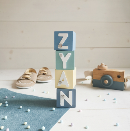 Cub din lemn personalizat cu nume format din litere mari [35]