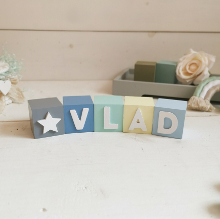 Cub din lemn personalizat cu nume format din litere mari [17]