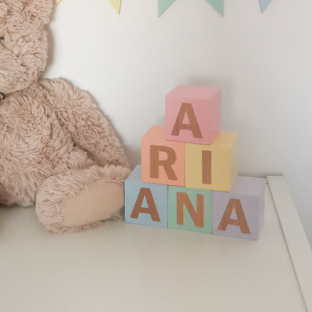 Decoratiuni - Cub din lemn personalizat cu nume in culori Curcubeu