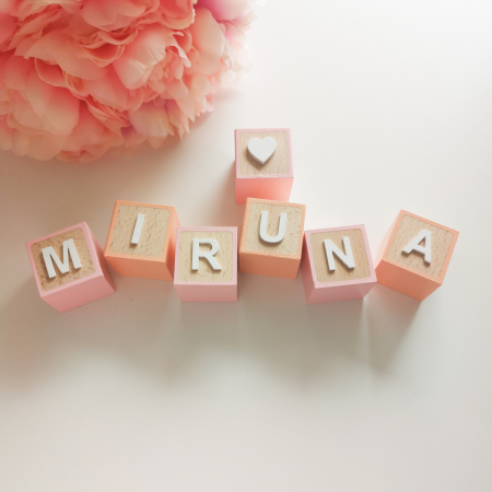 Cub din lemn vopsit partial si personalizat cu litera si figurina [14]