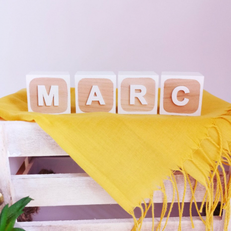 Cub din lemn vopsit partial si personalizat cu litera si figurina [11]