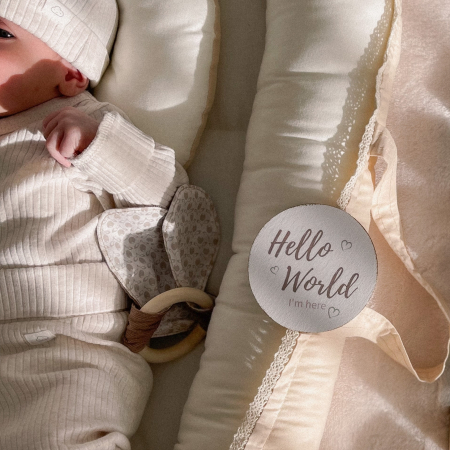 Camera copii - Decoratiune rotunda din lemn Hello World