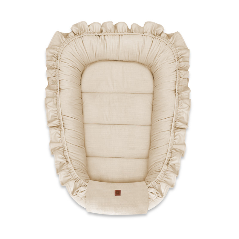 Cosulet bebelus, MimiNu, Pentru dormit, Baby Nest 55 x 75 cm, Cu Volanase, Din catifea, Nugat [1]
