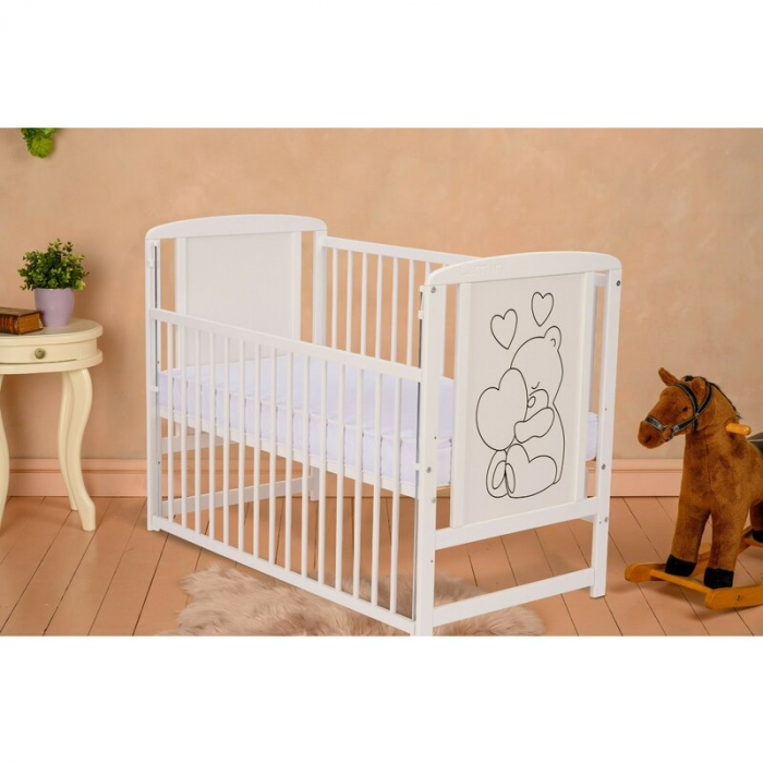 Patut din lemn bebe, 120x60 cm, Cu laterala culisanta, Din lemn de pin si mdf, Stabil si rezistent, Inaltime saltea reglabila pe 3 nivele, Laterala cu 3 bete detasabile, EN716-1, EN716-2, Alb, Qmini,  [1]