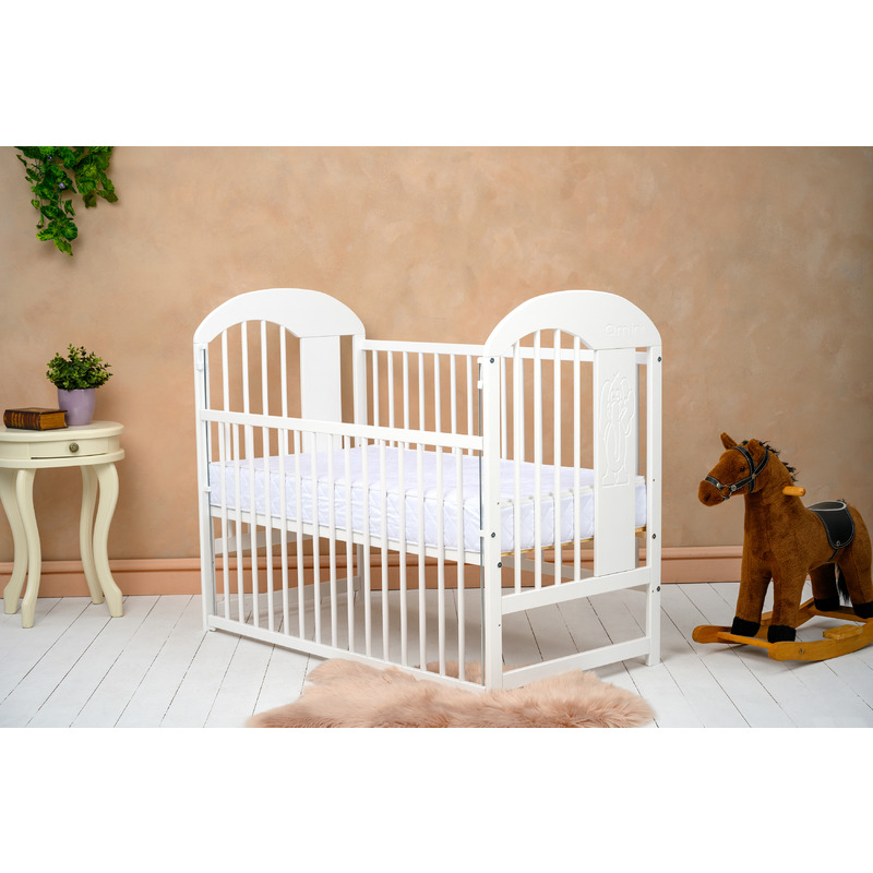 Patut din lemn bebe, 120x60 cm, Cu laterala culisanta, Din lemn de pin, Stabil si rezistent, Inaltime saltea reglabila pe 3 nivele, Laterala cu 3 bete detasabile, EN716-1, EN716-2, Alb, Qmini, Julia I [1]