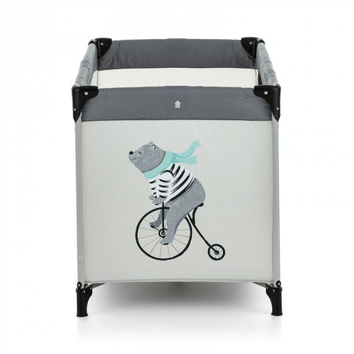 Patut pliant, Petite&Mars, Nyja Teddy Biker, Cu un nivel, Cu intrare laterala cu fermoar, 2 roti, 120x60 cm, Conform cu standardele europene de securitate EN 716-1:207+AC:2019, EN 716-2:2017, EN 71-3: [7]
