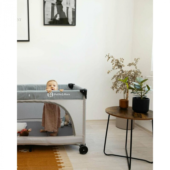 Patut pliant, Petite&Mars, Nyja Teddy Biker, Cu un nivel, Cu intrare laterala cu fermoar, 2 roti, 120x60 cm, Conform cu standardele europene de securitate EN 716-1:207+AC:2019, EN 716-2:2017, EN 71-3: [5]