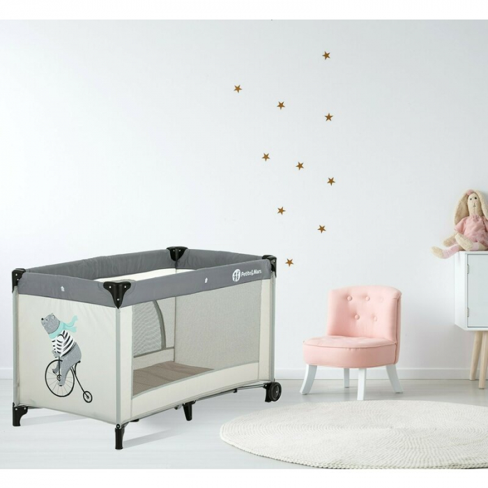 Patut pliant, Petite&Mars, Nyja Teddy Biker, Cu un nivel, Cu intrare laterala cu fermoar, 2 roti, 120x60 cm, Conform cu standardele europene de securitate EN 716-1:207+AC:2019, EN 716-2:2017, EN 71-3: [6]