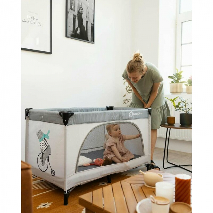 Patut pliant, Petite&Mars, Nyja Teddy Biker, Cu un nivel, Cu intrare laterala cu fermoar, 2 roti, 120x60 cm, Conform cu standardele europene de securitate EN 716-1:207+AC:2019, EN 716-2:2017, EN 71-3: [4]