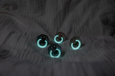 BIBS - Set 2 suzete fosforescente Colour Glow Latex, tetina rotunda, 18 luni +-Black/Vanilla [2]
