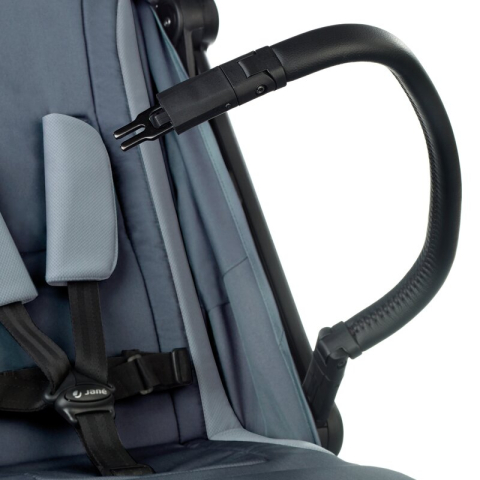 Carucior sport, Jane, Clap, Sistem compact de pliere care permite transportul caruciorului la bordul aeronavei, Cadru din aluminium, De la nastere pana la 26Kg, Conform cu standardul european EN 1888- [9]