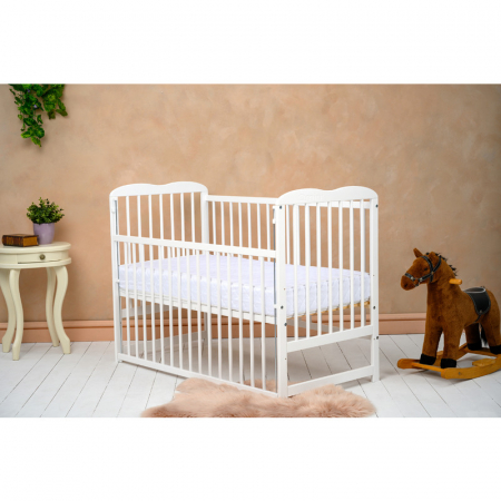 Mobilier si Lenjerie - Patut din lemn bebe, 120x60 cm, Cu laterala culisanta, Din lemn de pin, Stabil si rezistent, Inaltime saltea reglabila pe 3 nivele, Laterala cu 3 bete detasabile, EN716-1, EN716-2, Alb, Qmini, Agata +