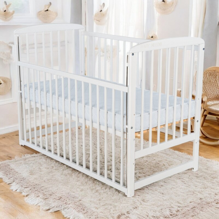 Patut din lemn bebe, 120x60 cm, Cu laterala culisanta, Din lemn de pin, Stabil si rezistent, Inaltime saltea reglabila pe 3 nivele, Laterala cu 3 bete detasabile, EN716-1, EN716-2, Alb, Babyneeds, Ola [2]