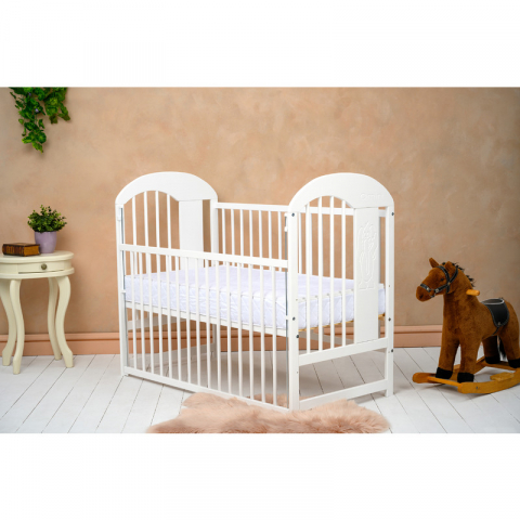 Mobilier si Lenjerie - Patut din lemn bebe, 120x60 cm, Cu laterala culisanta, Din lemn de pin, Stabil si rezistent, Inaltime saltea reglabila pe 3 nivele, Laterala cu 3 bete detasabile, EN716-1, EN716-2, Alb, Qmini, Julia I
