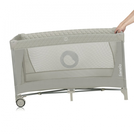 Patut pliant, Lionelo, Flower, Cu doua nivele, Cu arcada, Geanta transport, Masuta de infasat, Bara cu jucarii, Fereastra laterala, 120x60 cm, Conform cu standardele europeane de securitate EN 716 si  [6]