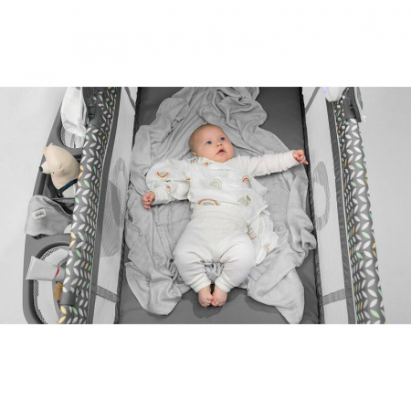 Patut pliant, Lionelo, Sven Plus, 120x60 cm, Cu doua nivele, Cu arcada jucarii, masuta de infasat, vibratii, melodii  conform cu standardele europeane de securitate EN716 si EN12221, Grey Scandi [9]