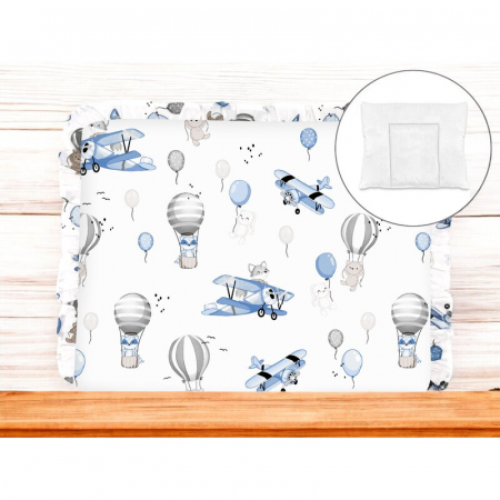 Perna clasica de dormit, MimiNu, Cu volanas, Cu husa detasabila cu fermoar, Din bumbac certificat Oeko Tex Standard 100, Pentru patut, carucior, balansoar, 30x40 cm, Blue Plane [1]