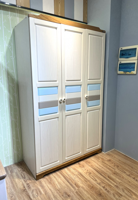 Set mobilier Lucas din  lemn masiv de frasin pentru camera copii 4 piese: pat (saltea necesara 120 x 190cm), o noptiera, dulap 3 usi, birou drept -cod 5503 [11]
