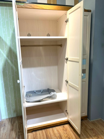 Set mobilier Lucas din  lemn masiv de frasin pentru camera copii 4 piese: pat (saltea necesara 120 x 190cm), o noptiera, dulap 3 usi, birou drept -cod 5503 [11]