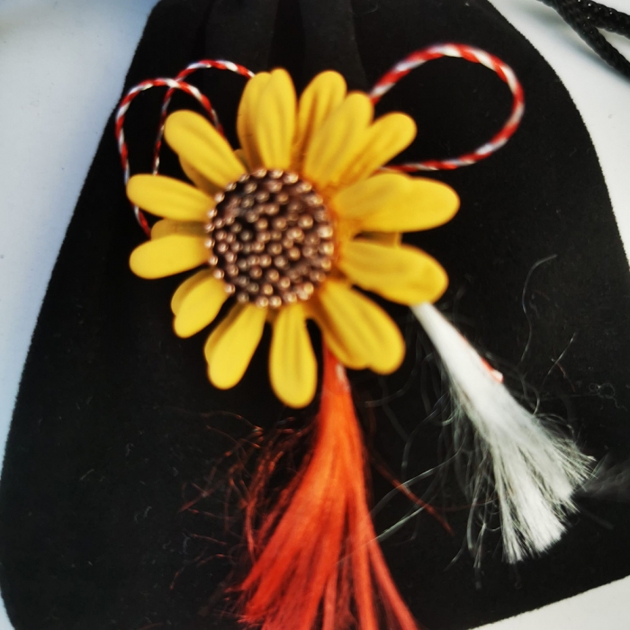 Martisor Brosa de Metal pe Saculet de Catifea, Margareta Galbena, Colectia VisionXXI [2]