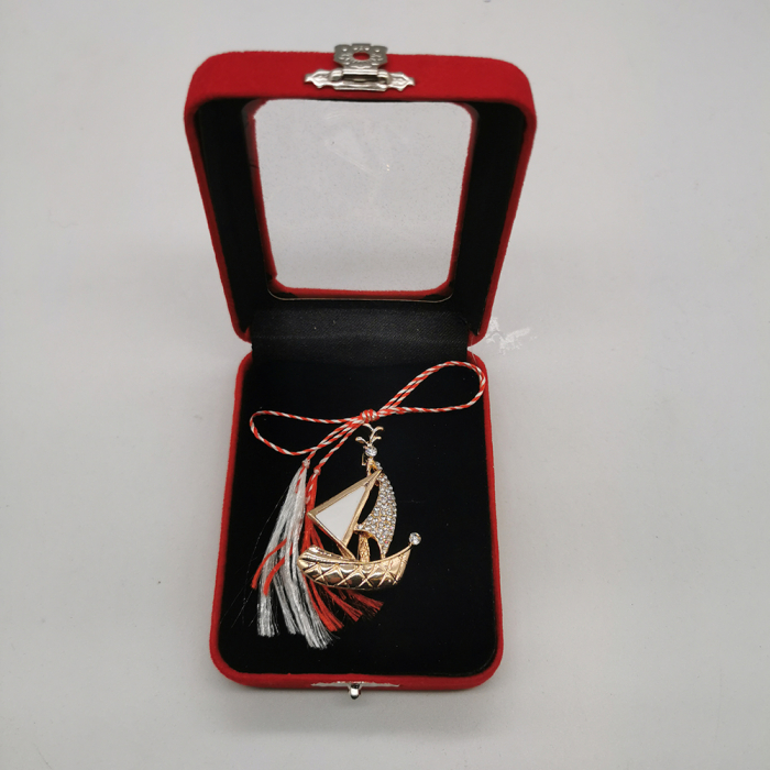 Martisor Brosa Mare, Corabia de Aur, in cutie de catifea rosie cu fereastra de sticla, VisionXXI [2]
