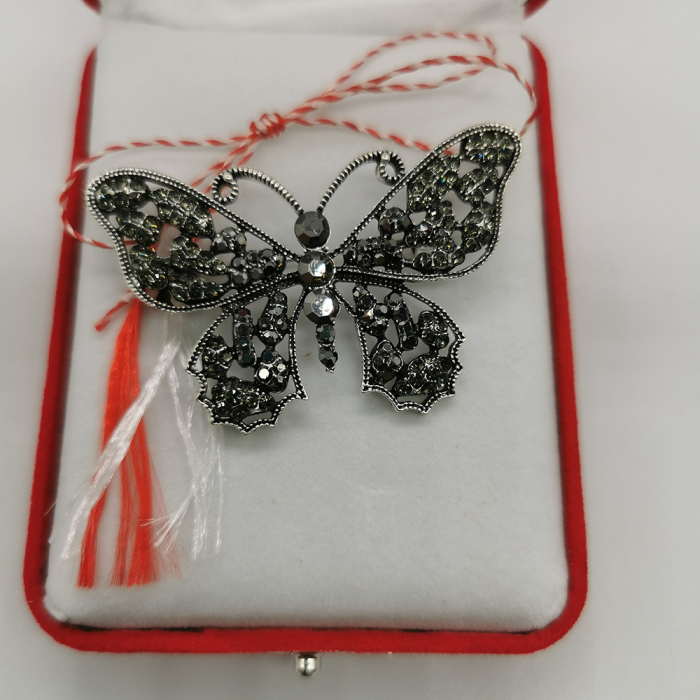 Martisor Brosa Mare, Fluture Dantelat, in cutie de catifea rosie cu fereastra de sticla, VisionXXI [3]