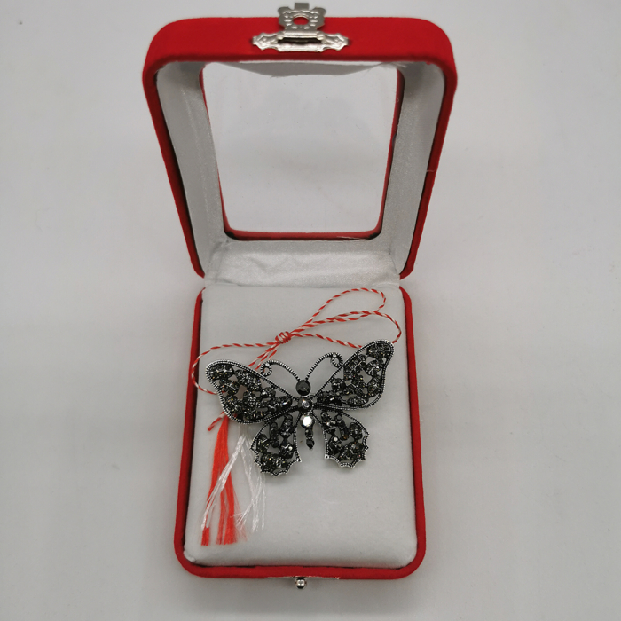 Martisor Brosa Mare, Fluture Dantelat, in cutie de catifea rosie cu fereastra de sticla, VisionXXI [2]