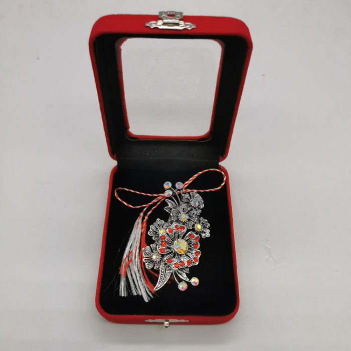 Martisor Brosa Mare, Grup de Flori Argintate, in cutie de catifea rosie cu fereastra de sticla, VisionXXI [2]