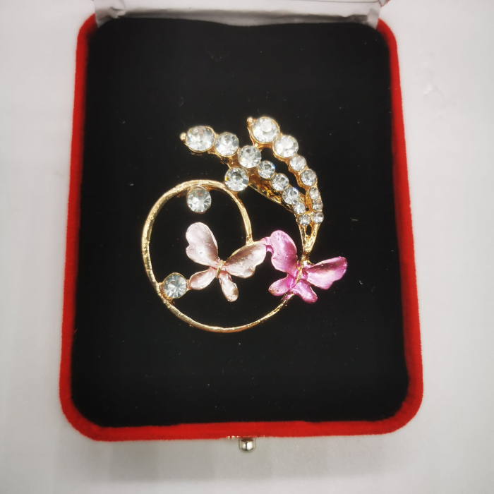 Martisor Brosa Mare in cutie de catifea rosie cu fereastra de sticla, Aranjament Floral cu Fluturi Roz, Colectia VisionXXI [2]
