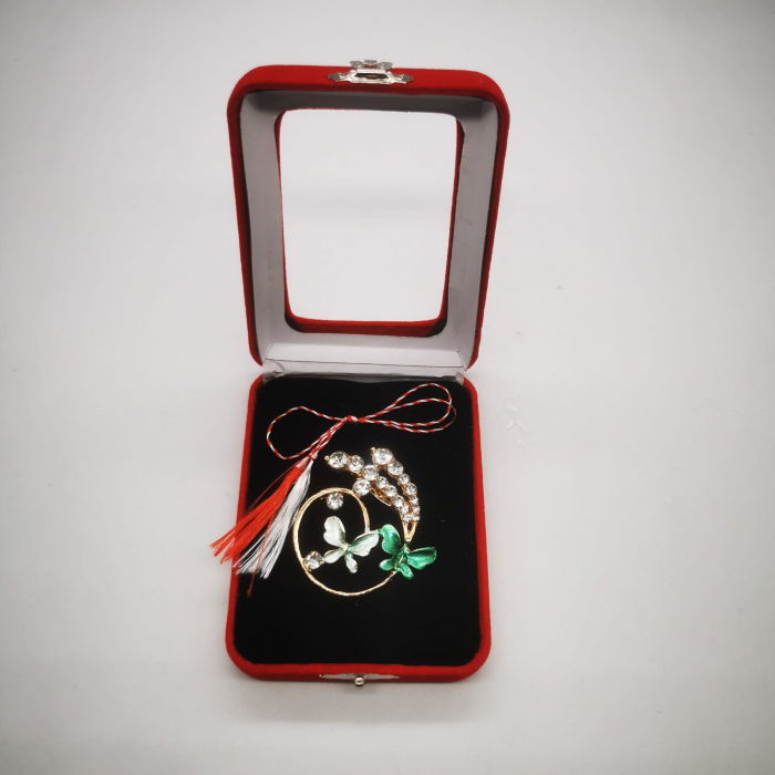 Martisor Brosa Mare in cutie de catifea rosie cu fereastra de sticla, Aranjament Floral cu Fluturi Turcoaz, Colectia VisionXXI [5]