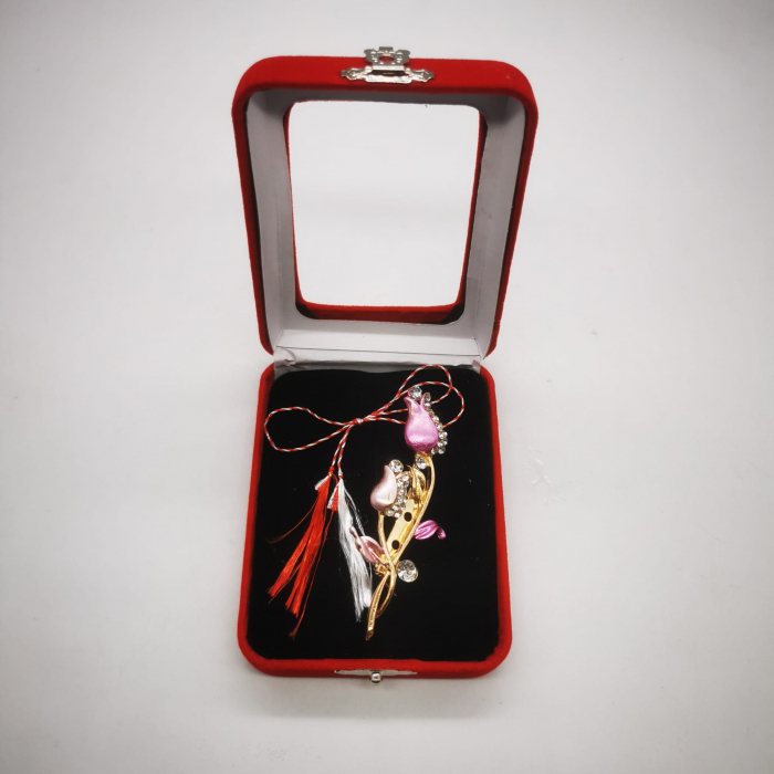 Martisor Brosa Mare in cutie de catifea rosie cu fereastra de sticla, Boboci de Trandafiri Roz, VisionXXI [5]