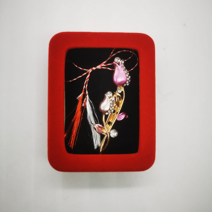 Martisor Brosa Mare in cutie de catifea rosie cu fereastra de sticla, Boboci de Trandafiri Roz, VisionXXI [3]