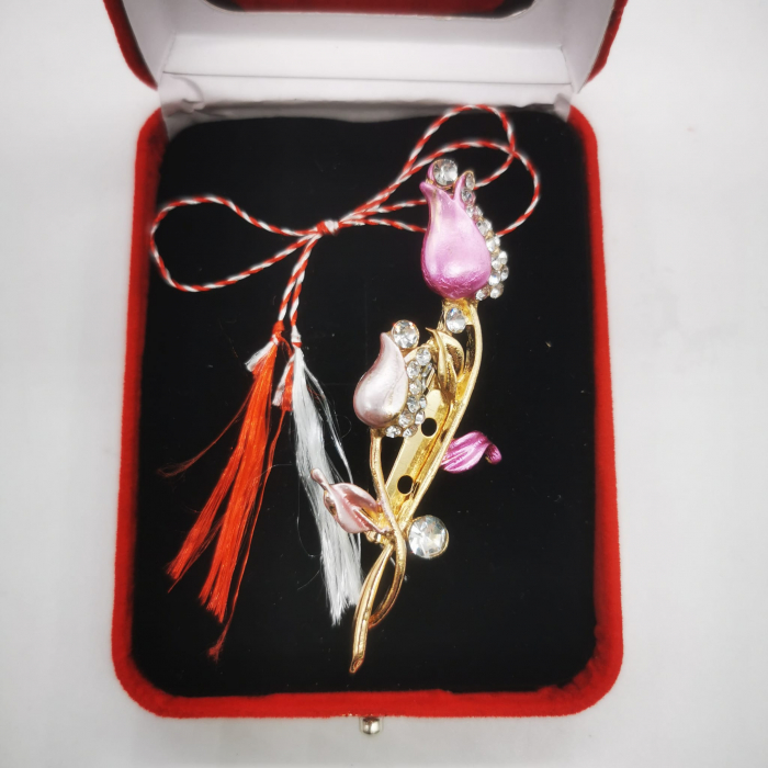 Martisor Brosa Mare in cutie de catifea rosie cu fereastra de sticla, Boboci de Trandafiri Roz, VisionXXI [4]