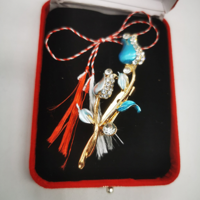 Martisor Brosa Mare in cutie de catifea rosie cu fereastra de sticla, Boboci de Trandafiri Turcoaz, VisionXXI [3]