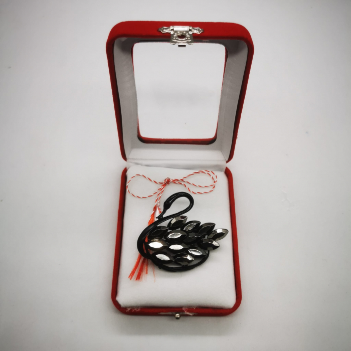 Martisor Brosa Mare in cutie de catifea rosie cu fereastra de sticla, Lebada neagra, VisionXXI [3]