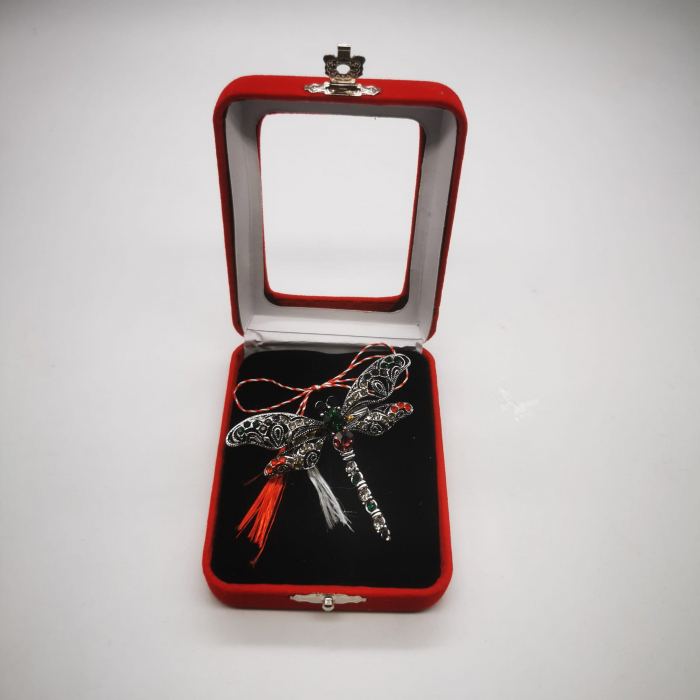Martisor Brosa Mare in cutie de catifea rosie cu fereastra de sticla, Libelula Dantelata, VisionXXI [4]