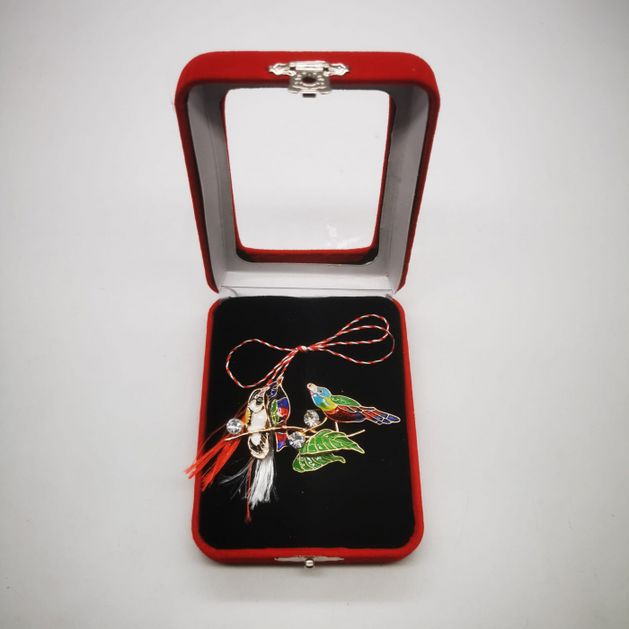 Martisor Brosa Mare in cutie de catifea rosie cu fereastra de sticla, Pasaroi si Pasarele, VisionXXI [3]