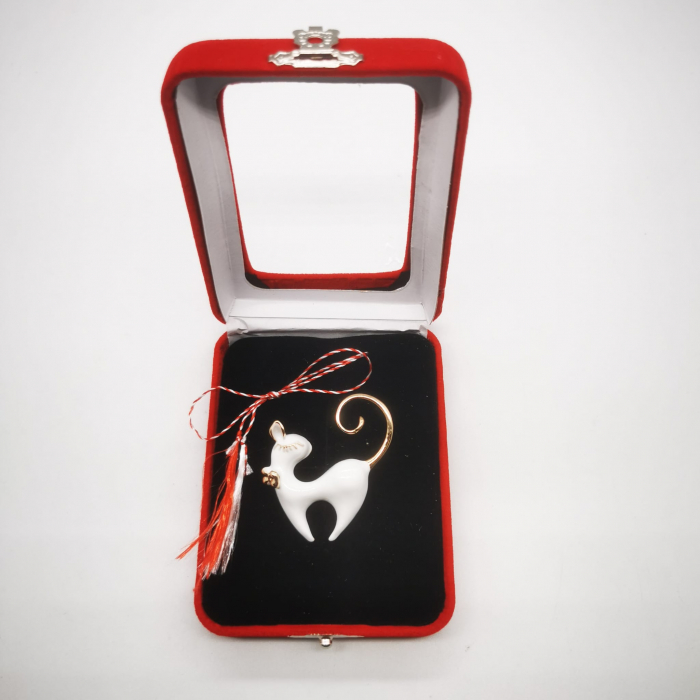 Martisor Brosa Mare in cutie de catifea rosie cu fereastra de sticla, Pisica Alba Stilizata, Colectia VisionXXI [4]
