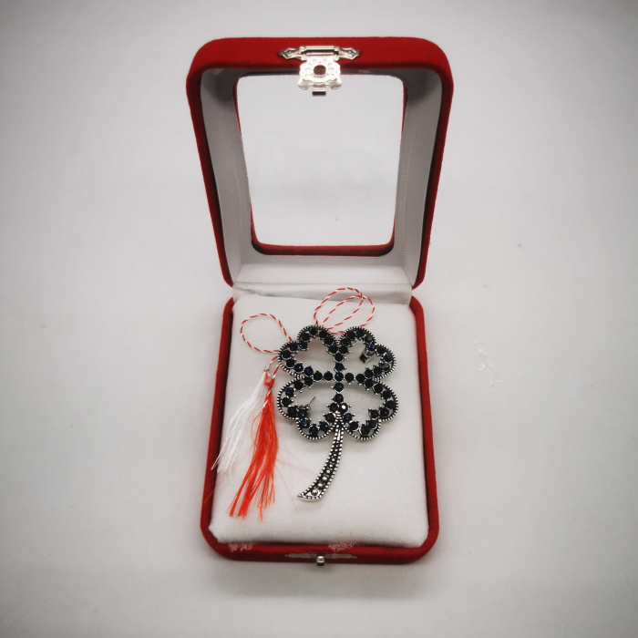 Martisor Brosa Mare in cutie de catifea rosie cu fereastra de sticla, Trifoi Norocos cu cristale negre, Colectia VisionXXI [2]