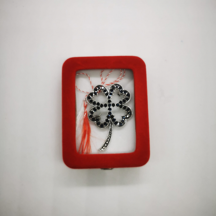 Martisor Brosa Mare in cutie de catifea rosie cu fereastra de sticla, Trifoi Norocos cu cristale negre, Colectia VisionXXI [4]