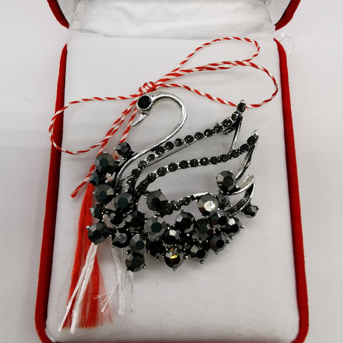 Martisor Brosa Mare, Lebada Neagra Dantelata, in cutie de catifea rosie cu fereastra de sticla, VisionXXI [3]