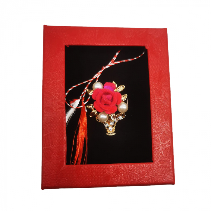 Martisor Brosa Mijlocie in cutie satinata rosie cu fereastra de sticla, Cosulet auriu cu trandafir roz/rosu, pe fond negru, Colectia VisionXXI [2]