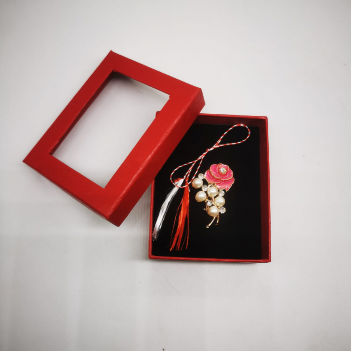Martisor Brosa Mijlocie in cutie satinata rosie cu fereastra de sticla, Cosulet auriu cu trandafir roz/rosu, pe fond negru, Colectia VisionXXI [5]