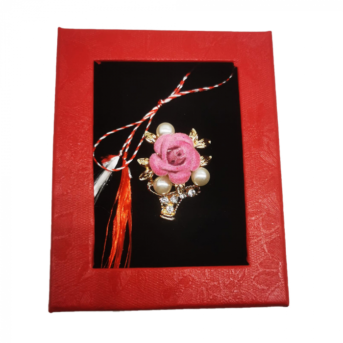 Martisor Brosa Mijlocie in cutie satinata rosie cu fereastra de sticla, Cosulet auriu cu trandafir roz/rosu, pe fond negru, Colectia VisionXXI [3]