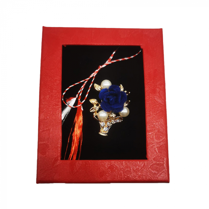 Martisor Brosa Mijlocie in cutie satinata rosie cu fereastra de sticla, Cosulet auriu cu trandafir verde/albastru, pe fond negru, Colectia VisionXXI [3]