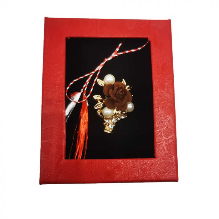 Martisor Brosa Mijlocie in cutie satinata rosie cu fereastra de sticla, Cosulet auriu cu trandafir verde/albastru, pe fond negru, Colectia VisionXXI [2]